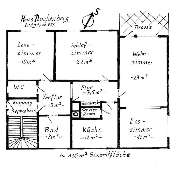 Die Ferienwohnung im Haus Drachenberg bietet auf 110 m² ausreichend Platz für 1 - 2 Personen. Mit separatem Eingang, vier individuell gestalteten Zimmern (Schlafzimmer, Wohn-/Esszimmer, Lesezimmer) sowie einer Küche, einem Badezimmer und einem separaten WC genießen Sie höchsten Komfort. Die Wohnräume wurden 2021/2022 renoviert und größtenteils (außer Küche und Bad) mit Parkett ausgestattet. Ein Garagenstellplatz und wettergeschützte Fahrradstellplätze sind inklusive.